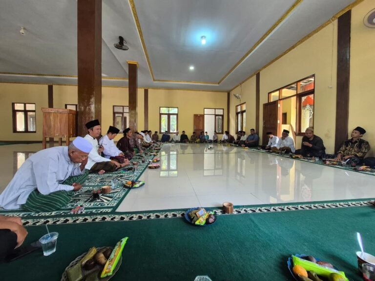 Hadiri Pengajian Bulanan Desa Sukadaya, Mahasiswa KKM 79 UNIBA Perkuat Silaturahmi dengan Warga