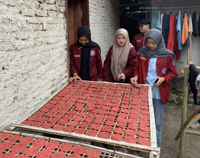 KKM UNIBA 78 Lakukan Observasi dan Kunjungan Usaha Dapros Rumahan Milik Warga Desa