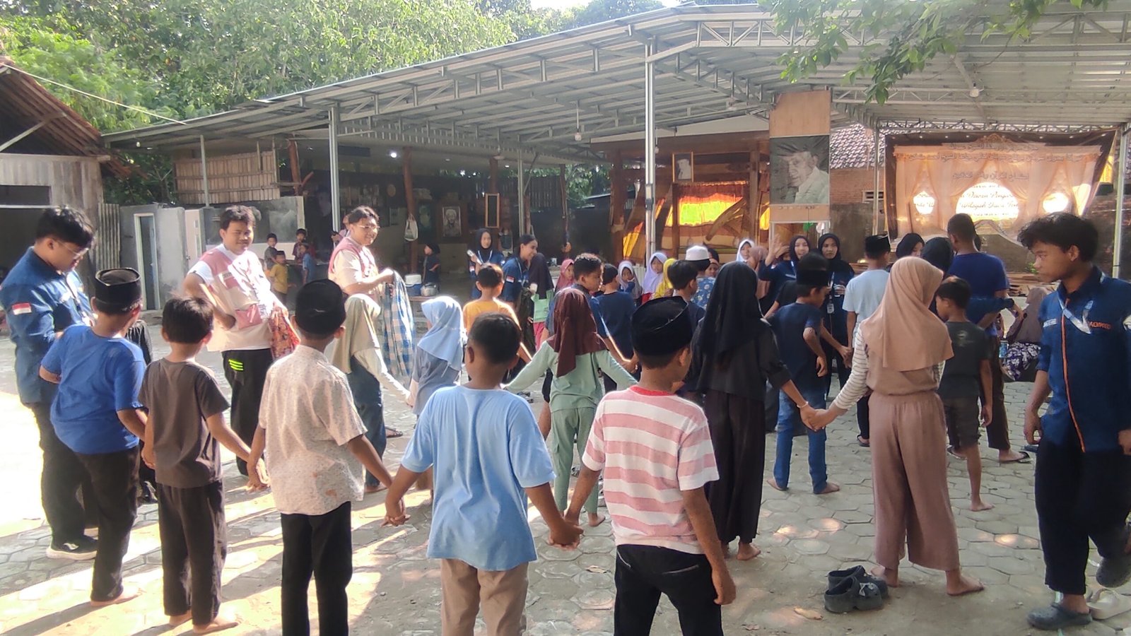 PADIKSI Unisbank Gelar Bakti Sosial di Desa Pranten, Salurkan Sembako dan Edukasi Kesehatan