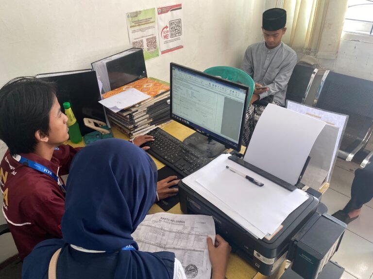 Mahasiswa KKM 78 UNIBA Sumurbandung Dukung Pelayanan Publik melalui Pendampingan Administrasi Pembuatan SKTM