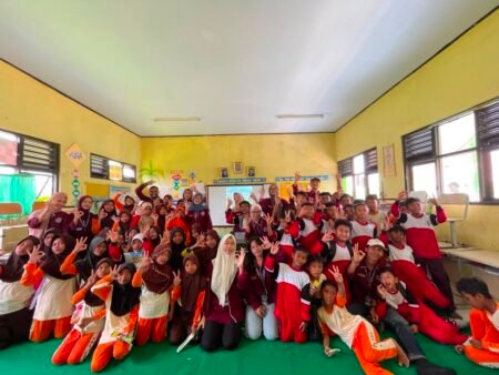 KKM 30 Universitas Bina Bangsa Edukasi Siswa SDN Domas 2 tentang Pentingnya Taat Rambu Lalu Lintas