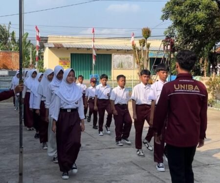 Belajar Disiplin dengan Semangat: KKM 45 Uniba Selenggarakan Pelatihan PBB di SD Sukaratu