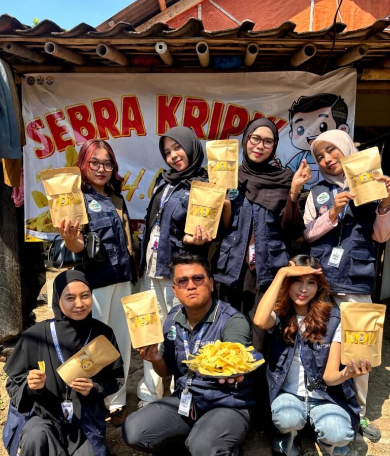 KKM 45 Uniba Dorong Daya Saing UMKM Keripik Pisang melalui Pembaruan Kemasan, Penambahan Varian Rasa, dan Pemasangan Banner
