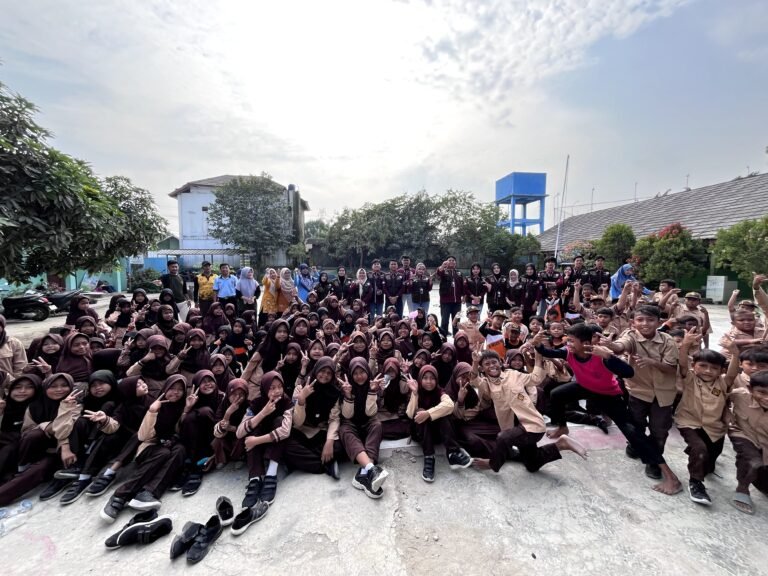 Kenali Rambu, Selamatkan Diri: KKM 25 Singamerta Edukasi Keselamatan Berlalu Lintas di SDN Priuk