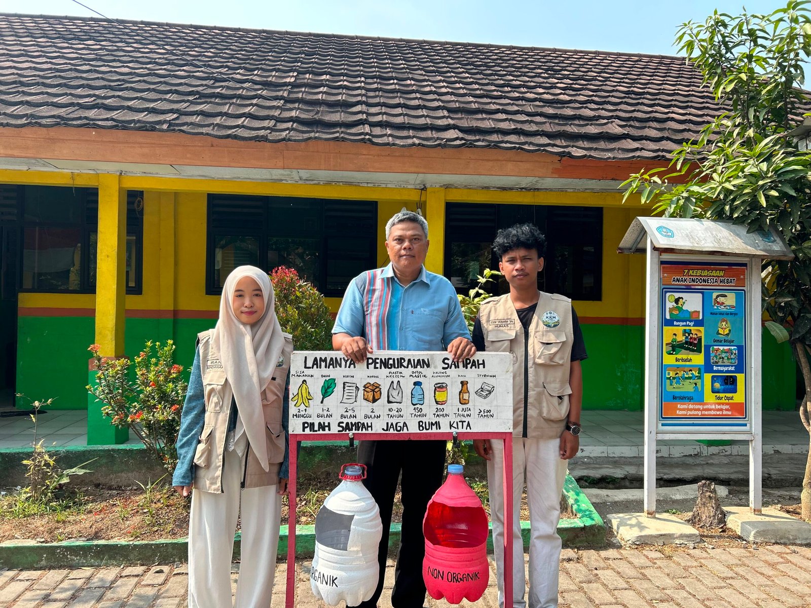 Penyerahan Tong Sampah, KKM UNIBA Kelompok 19 Dorong Kebersihan Lingkungan Desa Beberan   