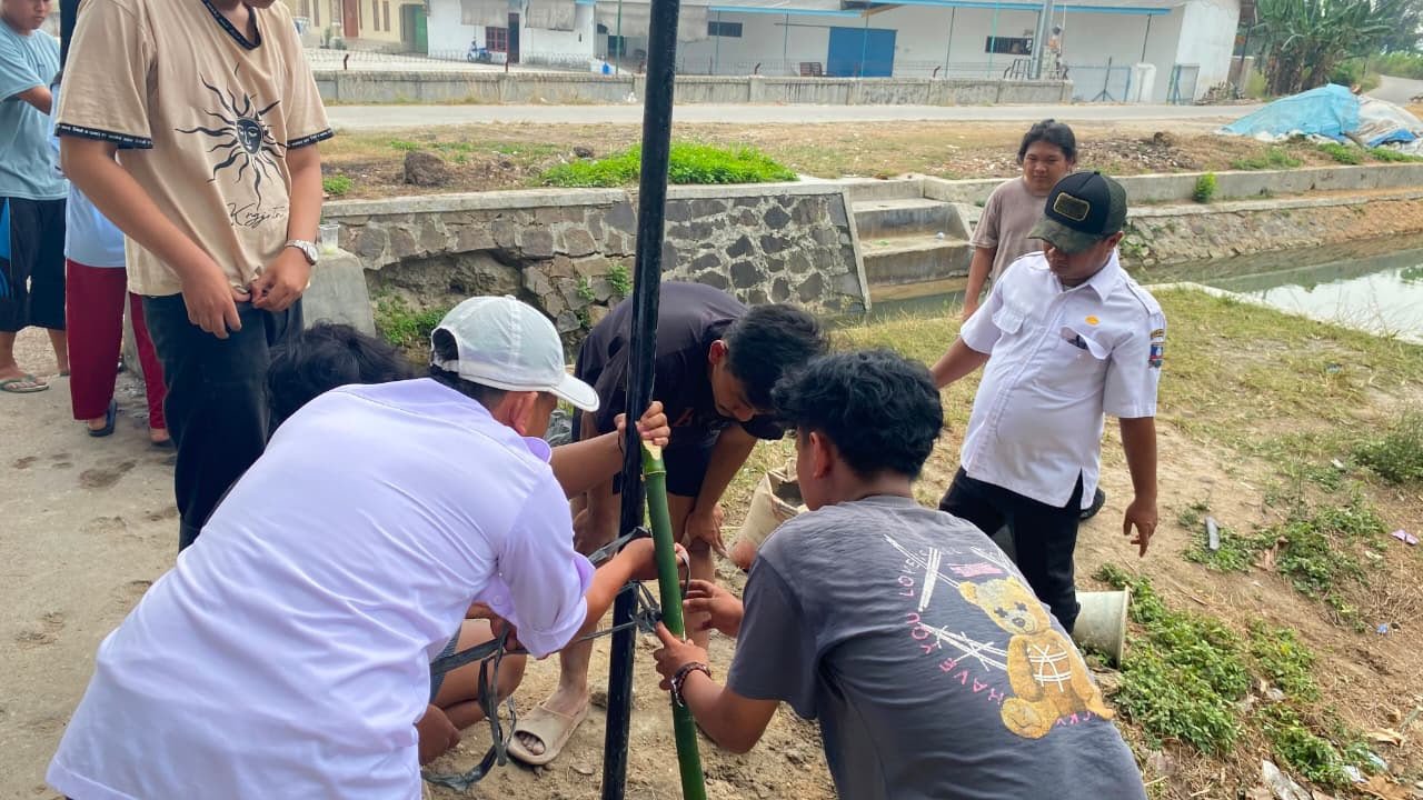Terangi Jalan Gelap, KKM 19 UNIBA Pasang Lampu Penerangan Tenaga Surya di Desa Beberan