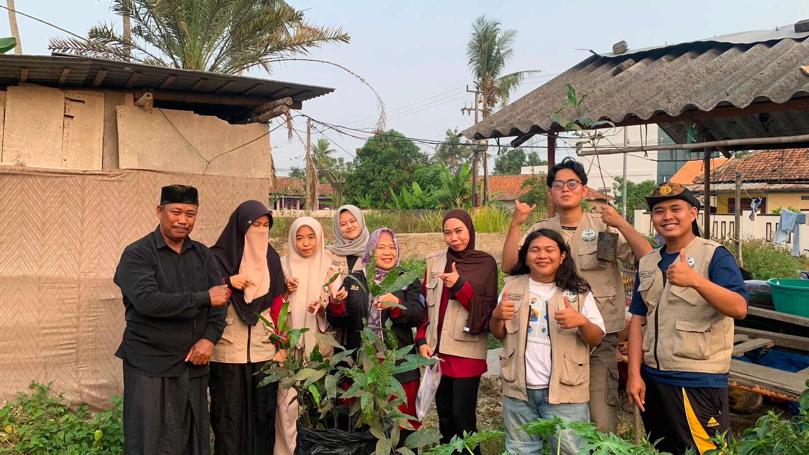 Tanam Pohon Produktif, KKM UNIBA Kelompok 19 Gabungkan Penghijauan dan Ketahanan Pangan