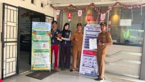 Mahasiswa KKM UNIBA Buat X-Banner Pelayanan Desa dan Panduan Website di Sukadaya