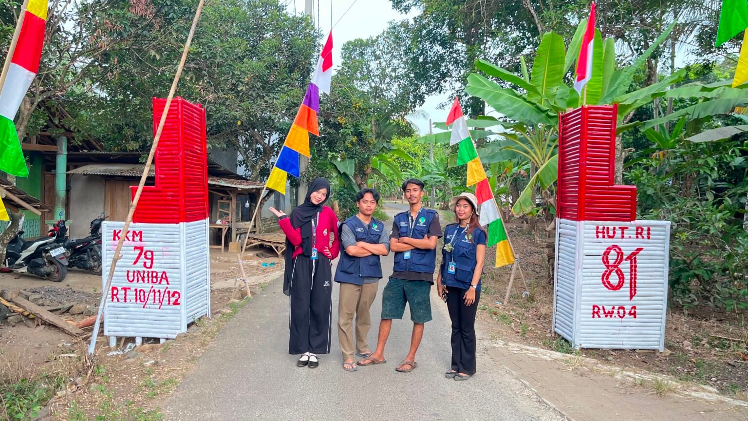 Mahasiswa KKM 79 UNIBA Bangun Gapura Kemerdekaan di Desa Sukadaya Sambut HUT ke-81 RI