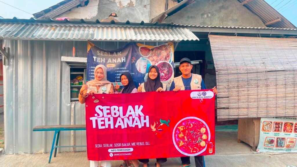 Bantu Pelaku Usaha, Mahasiswa KKM Universitas Bina Bangsa Pasang Banner sebagai Media Promosi