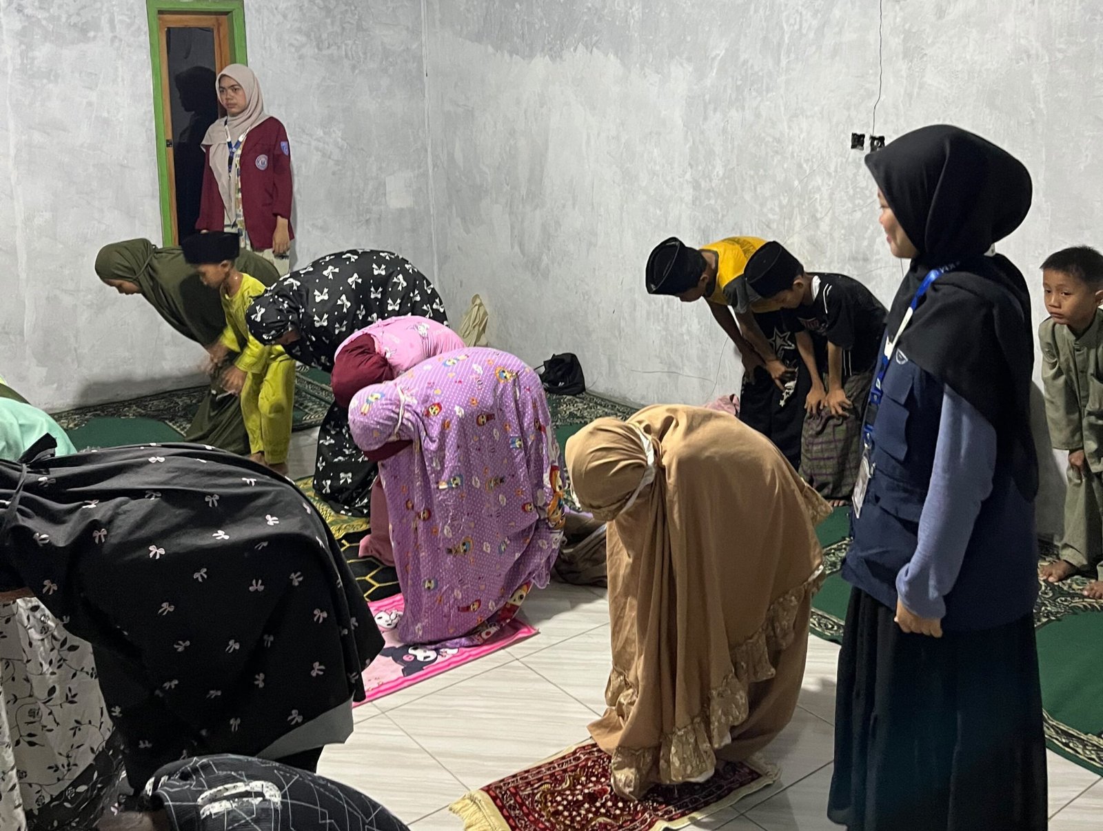 Tanamkan Nilai Ibadah Sejak Dini, KKM 78 Uniba Praktikkan Tata Cara Salat di Desa Sumurbandung