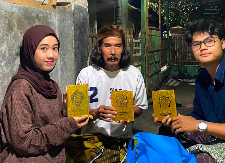 KKM Kelompok 30 UNIBA Serahkan Al-Qur’an untuk Dukung Kegiatan Mengaji Anak-Anak Desa Domas