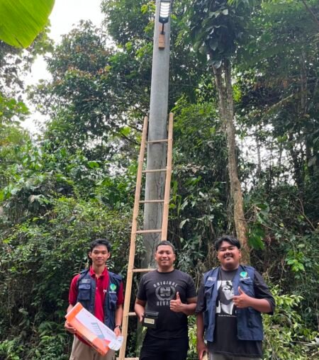 Minim Penerangan, KKM Kelompok 79 UNIBA Pasang 12 Lampu di 11 Titik di Desa Sukadaya