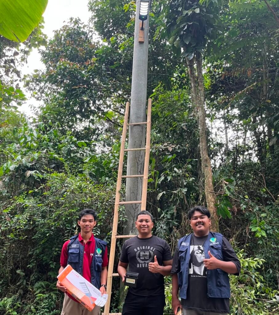 Minim Penerangan, KKM Kelompok 79 UNIBA Pasang 12 Lampu di 11 Titik di Desa Sukadaya