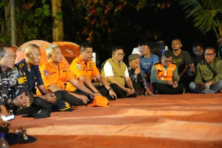 Doa dari Carita: Gubernur Banten Andra Soni Harap 5 Jurnalis dan 3 Kru Kapal Ditemukan Selamat