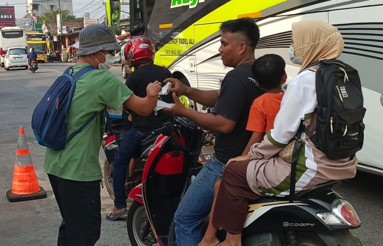 Relawan Bagikan Masker Gratis, Warga Keluhkan Mata Perih Akibat Abu Vulkanik