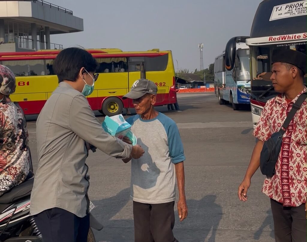 Lindungi Warga dari Abu Vulkanik, Karang Taruna Banten Bagikan Masker Gratis di Terminal Pakupatan