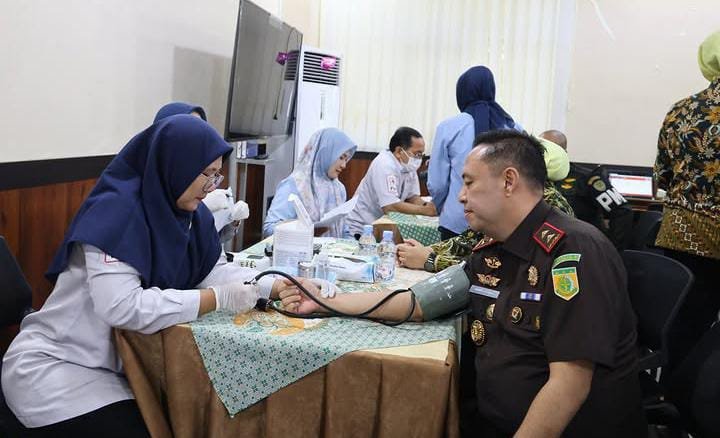 Berbagi Hidup dan Sehat Bersama, Kejati Banten Hadirkan Layanan Kesehatan Gratis di HUT Kejaksaan