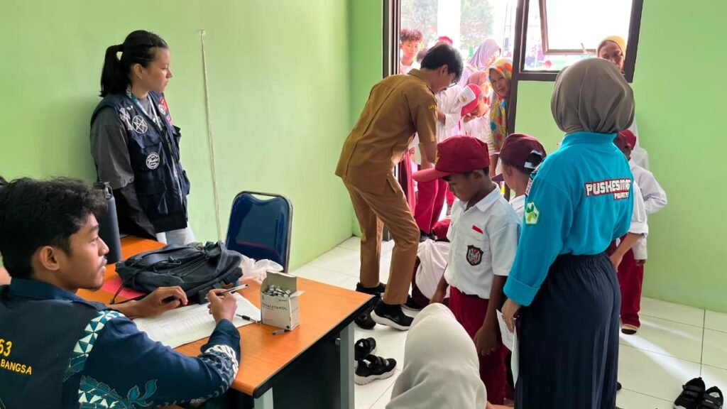 Sinergi Bersama Puskesdes Setempat, Mahasiswa KKM 63 Pulo Panjang 2 Dampingi Pelaksanaan Vaksinasi BIAS di SDN Pulo Panjang 1