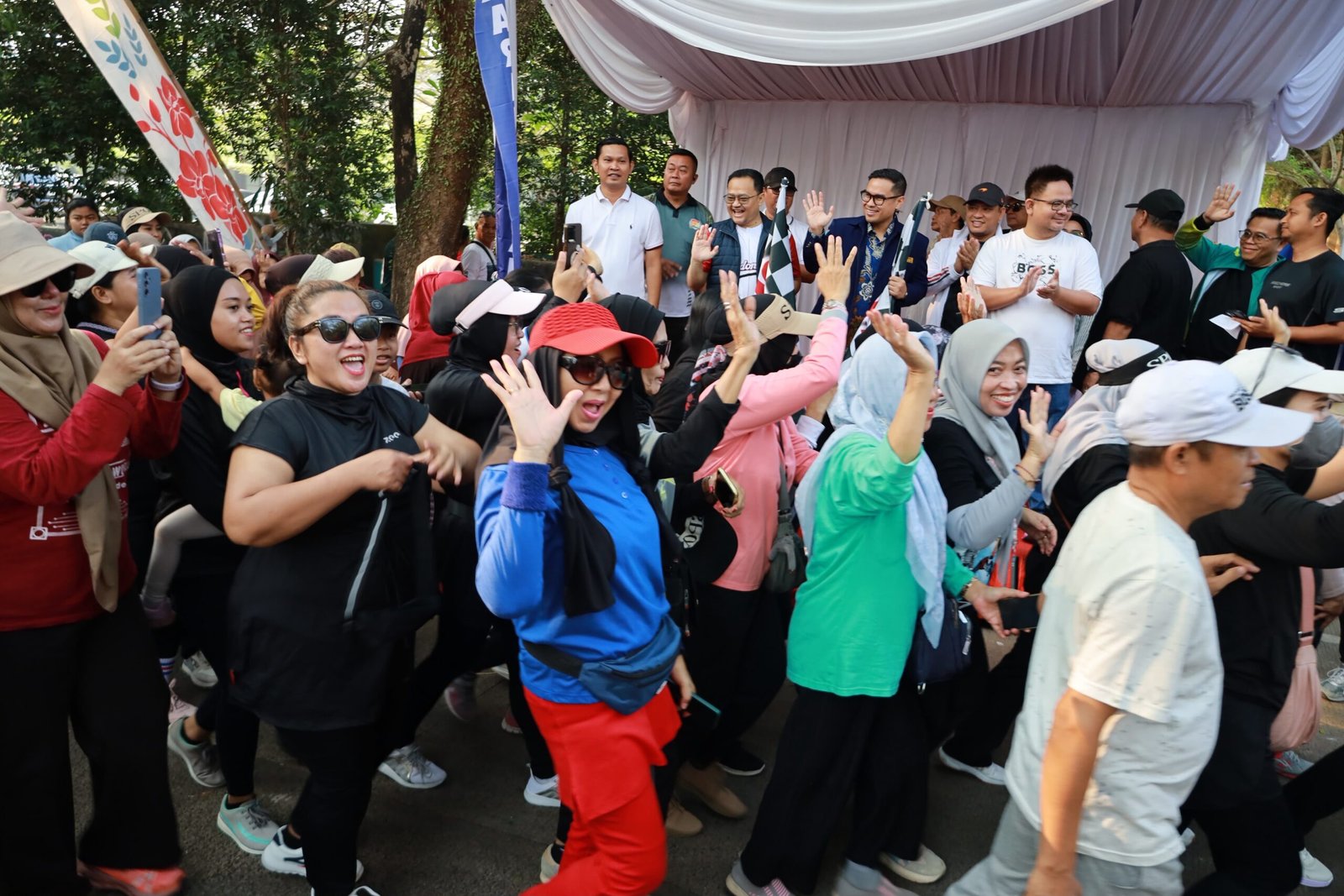 Ribuan Warga Tangsel Padati Jalan Santai Bulan Bakti Karang Taruna
