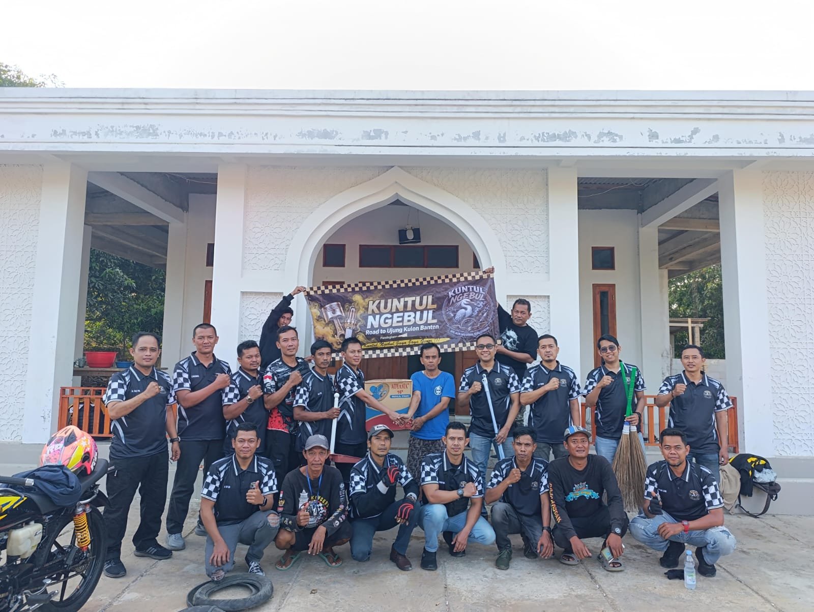 Hadir di Tengah Rakyat, Komunitas Kuntul Ngebul Salurkan Baksos dan Promosikan Wisata Ujung Kulon