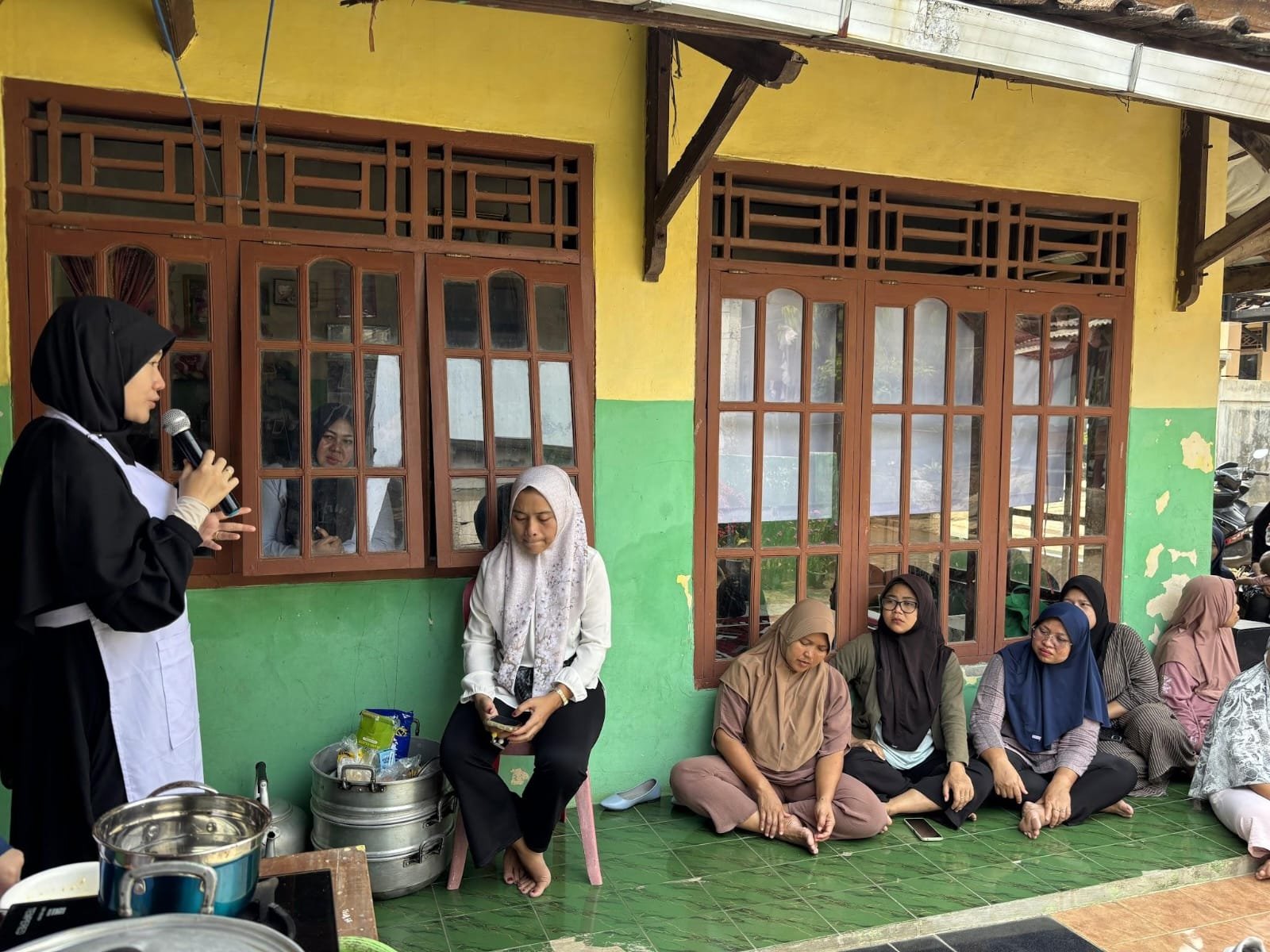 Tim Dospulkam IPB University 2026 Gelar Edukasi dan Demo Memasak Makanan Bergizi bagi Anak di Desa Kadumadang